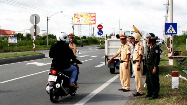 Xe máy đi vào đường cấm bị phạt bao nhiêu tiền?-Luật 24H