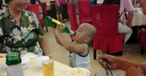 Ép buộc trẻ em uống rượu có phạm tội không?