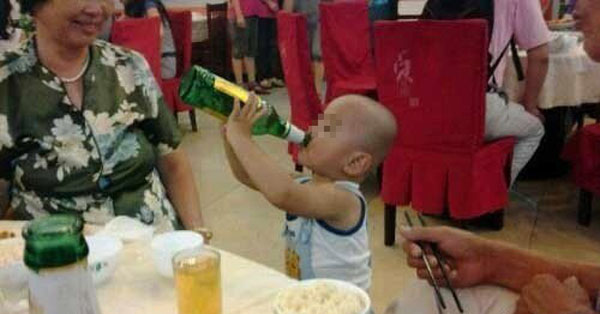 Ép buộc trẻ em uống rượu có phạm tội không?