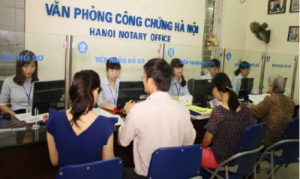 Người yêu cầu công chứng, người làm chứng, người phiên dịch theo quy định của Luật công chứng