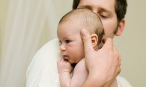 Chưa đăng ký kết hôn có làm giấy khai sinh con mang họ cha không?