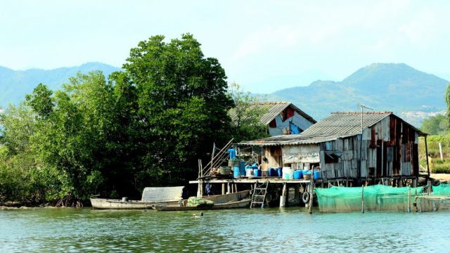 Hành vi xây dựng cột bê tông trên mặt suối để làm quán