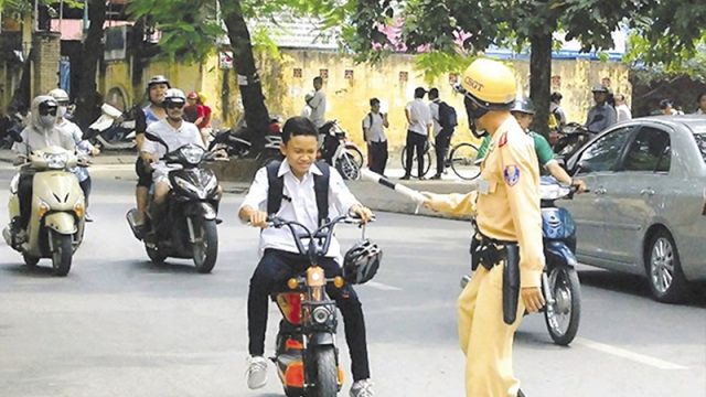 Tội giao cho người không đủ điều kiện điều khiển các phương tiện tham gia giao thông đường bộ