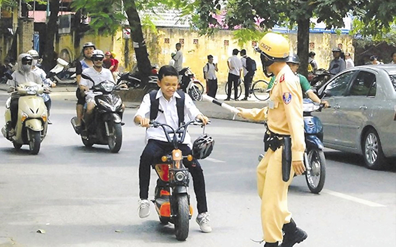 Tội giao cho người không đủ điều kiện điều khiển các phương tiện tham gia giao thông đường bộ