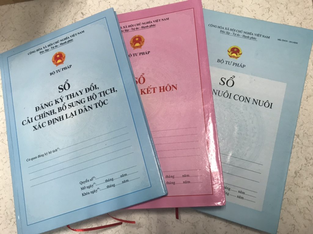 Người yêu cầu ghi vào Sổ hộ tịch việc kết hôn, ly hôn, hủy việc kết hôn cần nộp những giấy tờ gì ?