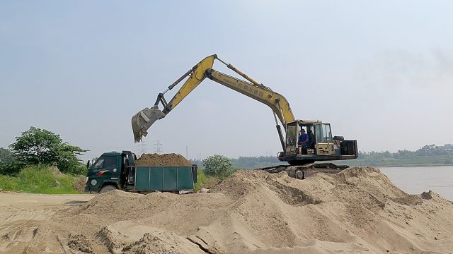 Công ty hoạt động khai thác cát sỏi có phải kê khai nộp thuế tài nguyên và phí bảo vệ môi trường không?