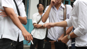 `Người chưa đủ 18 tuổi hút thuốc lá có bị xử phạt – Gọi 1900 6574 