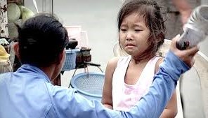 Chồng bắt con nhịn đói vì bài kiểm tra điểm thấp?