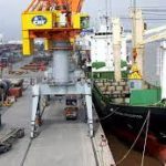 Chuyển tải, sang toa, cắt toa, xếp dỡ hàng hoá, hành lý trên phương tiện vận tải