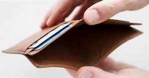 Hành vi quản lý chặt chẽ tiền bạc, buộc vợ và các con phải phụ thuộc vào mình về tiền bạc và tài sản để khẳng định quyền gia trưởng của mình có phải là hành vi bạo lực gia đình không?